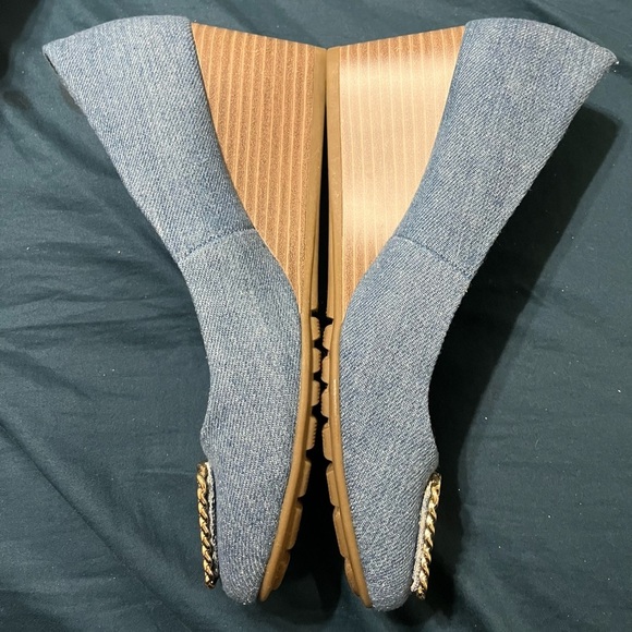 Anne Klein Women’s Sadie Wedge Pump Shoes 7.5M Blue Denim Chain Buckle Round Toe - Picture 7 of 9